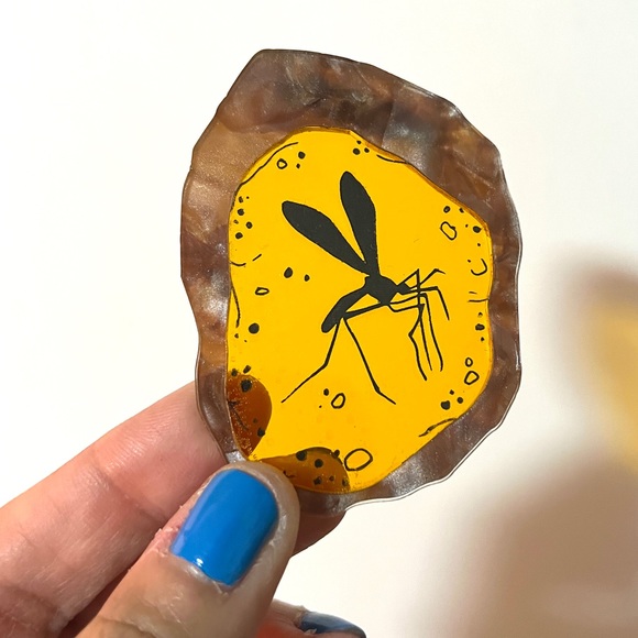 Jurassic park inspired transluscent amber mosquito brooch - Picture 1 of 5